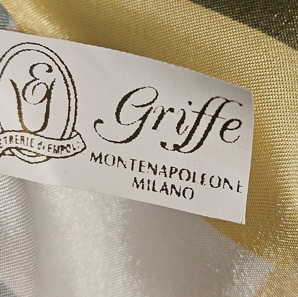 Gorgeous vintage Italian multi color scarf. - Picture 6 of 11